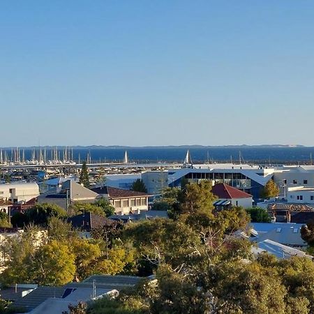 Sky High On Arundel - Central Fremantle Apartment Bagian luar foto