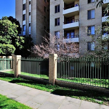 Sky High On Arundel - Central Fremantle Apartment Bagian luar foto