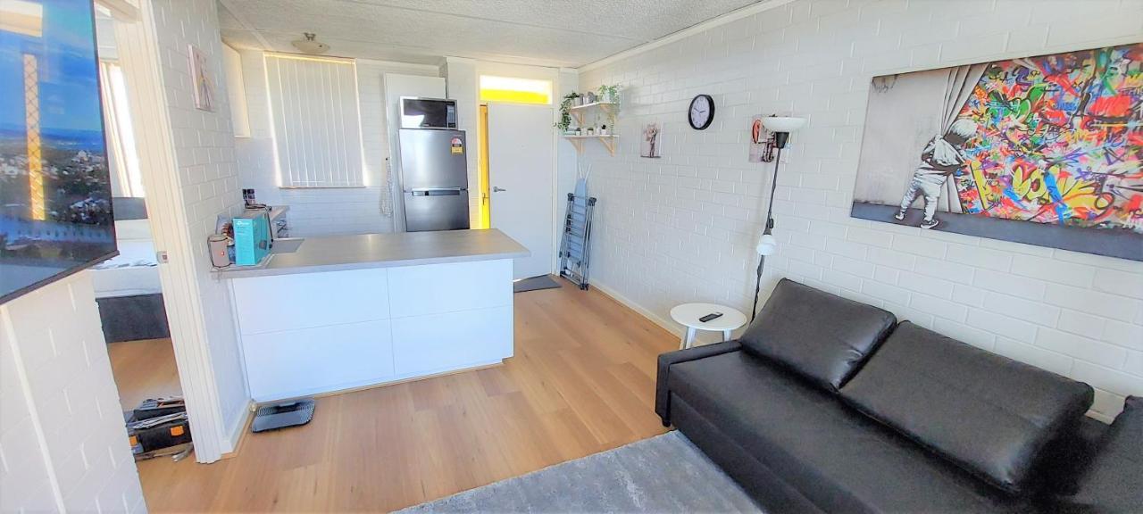 Sky High On Arundel - Central Fremantle Apartment Bagian luar foto