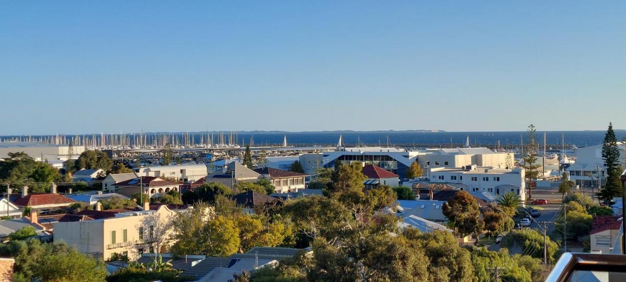 Sky High On Arundel - Central Fremantle Apartment Bagian luar foto
