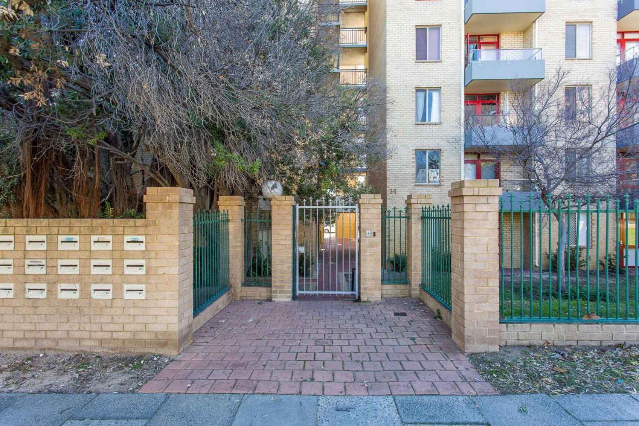 Sky High On Arundel - Central Fremantle Apartment Bagian luar foto
