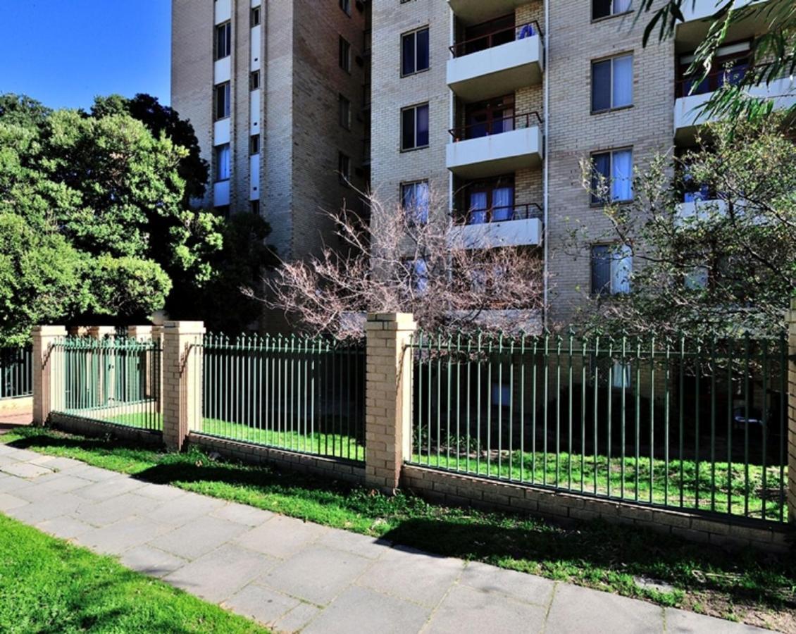 Sky High On Arundel - Central Fremantle Apartment Bagian luar foto